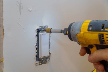 Duvar soket yükleme elektrik prizine bir vida