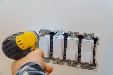 Vidalar için hazırlanıyor elektrik prizine, bağlantı denetimi yüklemek için