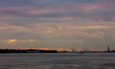 Endüstriyel konteyner yük limanı olay yerinde günbatımı yerler, New York City, ABD Özgürlük Anıtı