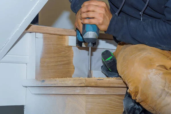 Hombre Tornillos Tablero Con Taladro Escaleras Madera —  Fotos de Stock