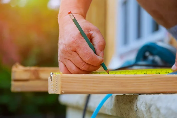 Snickare Med Skriver Blyertspenna Trä Strålen Ett Nytt Hem Constructiion — Stockfoto