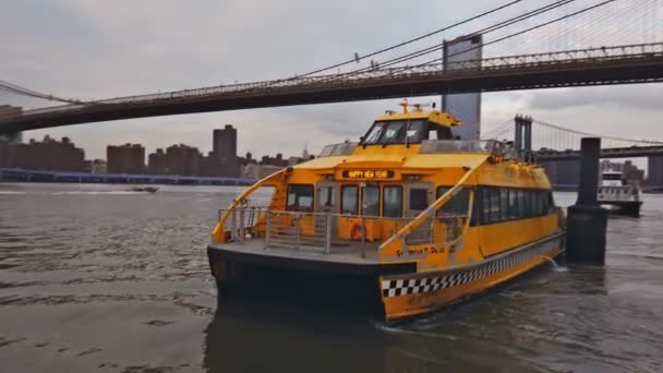 NUEVA YORK, NUEVA YORK, EE.UU. - 30 de diciembre de 2018: Un taxi acuático de Nueva York sale de South Street Seaport . — Vídeos de Stock