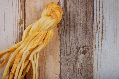 Peynir geleneksel Lehçe füme peynir ahşap arka plan füme.