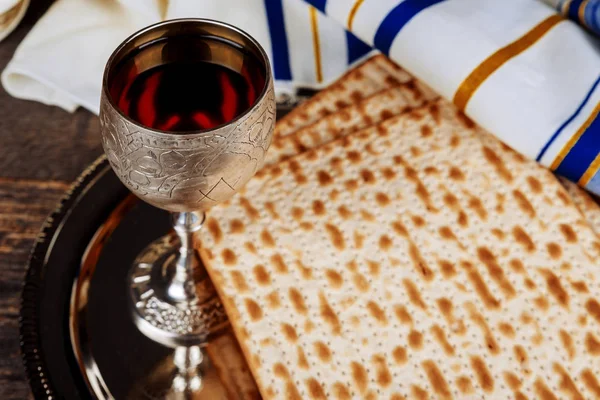 Símbolos Judaicos Para Conceito Feriado Páscoa Com Vinho Matzoh Sobre — Fotografia de Stock