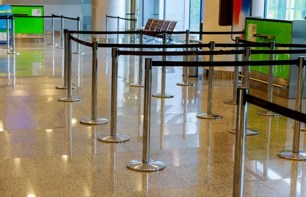 Havaalanı sıra boş olarak Havaalanı lobi iade boş satırları ile iç