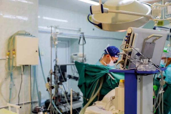 手術侵襲の手術を行う外科医の操作手術ツールとの介入のための手術で外科ドクターの心を開く — ストック写真