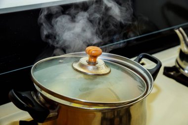 Lezzetli ev yapımı tavuk çorbası mutfakta bir tencerede pişirilir