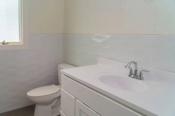 白いバスルーム洗面台 ボウルを明るい空間します — ストック写真
