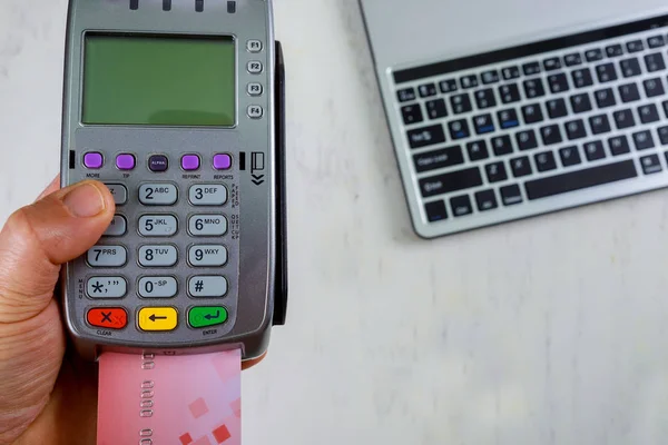 Mão Com Cartão Crédito Fazendo Transação Pagamento Teclado Laptop — Fotografia de Stock