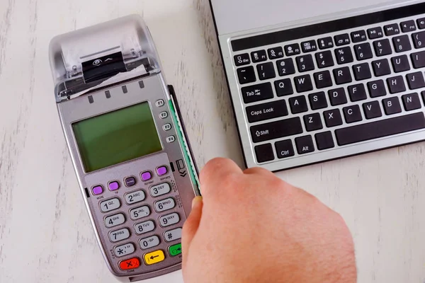 Cliente Pagando Com Cartão Pagamento Sem Contato Loja Teclado Computador — Fotografia de Stock