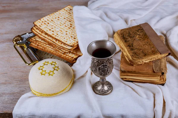 Μάτζο Για Ιουδαϊκό Πάσχα Μεταλλικό Δίσκο Και Κρασί Στο Τραπέζι — Φωτογραφία Αρχείου