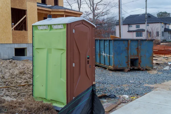 Přenosná Toaleta Dvorcích Plný Odpadků Dům Výstavbě — Stock fotografie