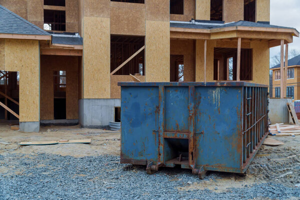 Мусорные контейнеры полны мусора по экологии и окружающей среде
