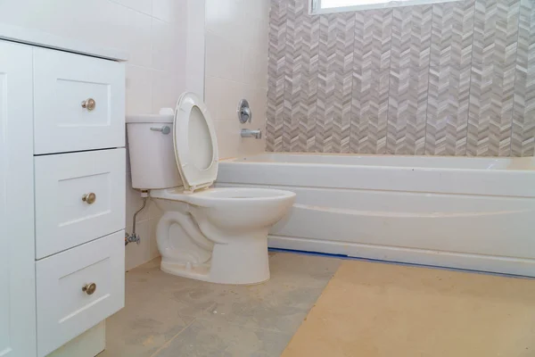 浴室带椭圆形大理石水槽和淋浴窗帘 美丽的新主浴室 — 图库照片