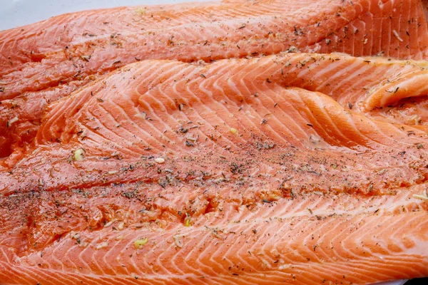 サーモンの切り身 おいしい魚の肉に新鮮な美しいサーモン フィレ — ストック写真
