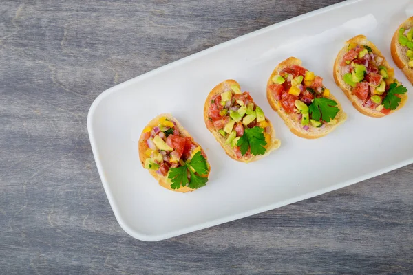 Leckere Hausgemachte Sandwiches Mit Avocado Tomaten Zwiebeln Und Paprika Bord — Stockfoto