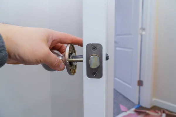 Carpintero Instalación Bloqueo Con Fuera Las Perillas Puerta Puerta Madera — Foto de Stock