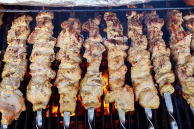 Şiş kebap yangın üstten görünüm üzerinde et pişirme Barbekü baharat karışımı