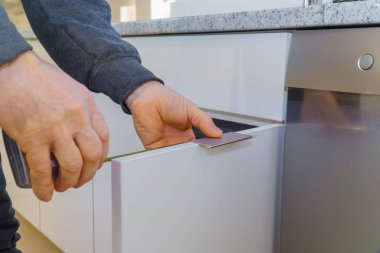 Kapı kolu yüklemesinde el mutfak dolap kapı açma kolları