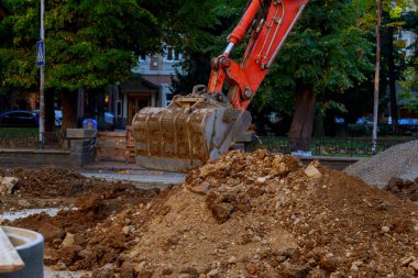Yolların onarım inşası hatta Ekskavatör onarma