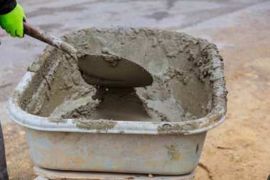 Çimento karıştırma inşaat sahasında bir tepsi içinde karışık tepsi