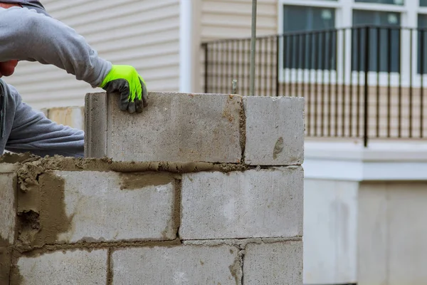 Omítky Zdivo Dělníci Udělat Betonovou Zeď Cementové Blok — Stock fotografie