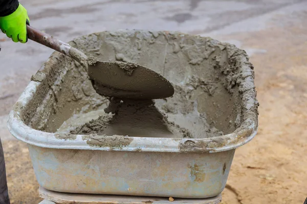 Çimento karıştırma inşaat sahasında bir tepsi içinde karışık tepsi