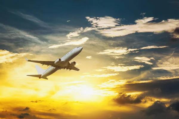 Uçak altın bulutların üzerinde günbatımı yolcu uçağı uçuş sırasında yüksek fly.