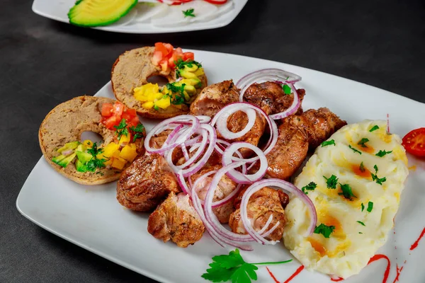 Brocheta Cerdo Sazonada Con Especias Hierbas Frescas Servidas Con Puré — Foto de Stock