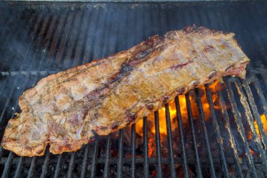 Yakın çekim sıcak ateşli mangal Barbekü Kızartma domuz kaburga