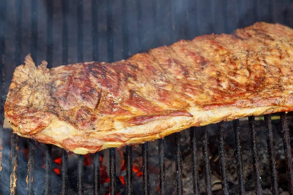 Leckere Gegrillte Schweinerippchen Auf Glühend Heißem Grill — Stockfoto