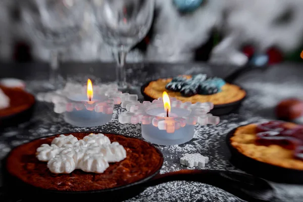 Chocolade Kerstkoekjes Met New Year Feestelijke Een Kaars Decoraties Een — Stockfoto