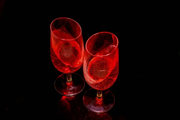 Δύο Ποτήρια Ένα Ροζ Ποτό Χυμό Ζελέ Από Επιδόρπιο Σκούρο — Φωτογραφία Αρχείου