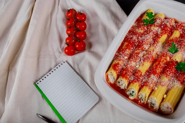 イタリア パスタ肉とトマトソース テーブルの上のチーズのカネロニ — ストック写真
