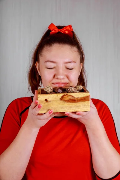 Gelukkig Mooi Meisje Opening Doos Met Chocolade Snoep Verjaardag Dag — Stockfoto