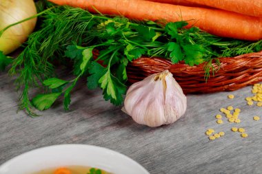 Taze organik sebze sepeti ahşap masa arka plan üzerinde içerir