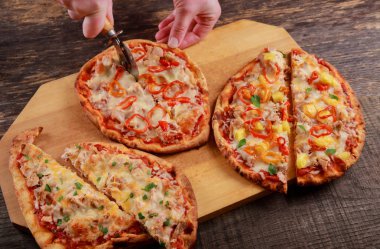 Şef baker kesme İtalyan pizza mutfak at içinde closeup el