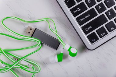 Bilgisayar laptop ile Usb flash sürücüler, kulaklık ve gadget'lar için modern bir defter.
