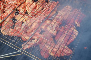 Izgara et şiş alevli ızgara ve seçici odak ile atış