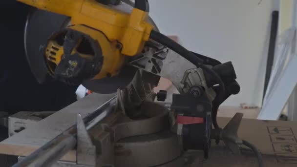 Arbeiter beim Schneiden von Metall mit Schleifer. Funken beim Eisenschleifen — Stockvideo