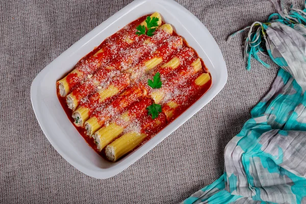 Cannelloni 치즈와 토마토 소스와 — 스톡 사진