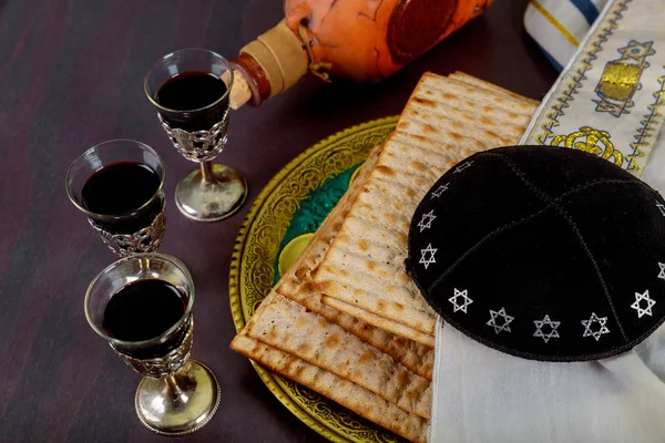 Páscoa Copos Kosher Vermelho Vinho Com Uma Matzah Haggadah Fundo — Fotografia de Stock