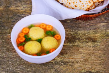Bir kase içinde Yahudi Fısıh sıcak ev yapımı matzo topu çorbası