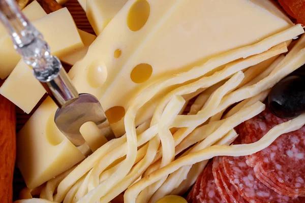 さまざまな種類のチーズ オリーブ ソーセージの肉とチーズ プレート — ストック写真