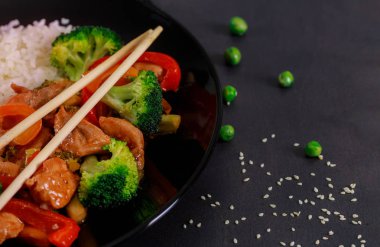 Tepesinde ekmek kapısı üzerinde teriyaki soslu tavuk fileto parçaları