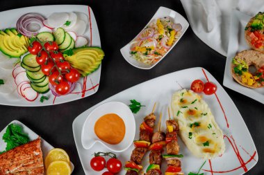 Domuz eti şiş baharat ve taze otlar ile terbiyeli patates püresi ile servis