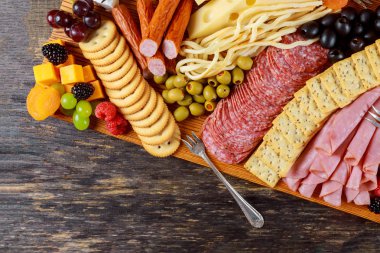 Peynir, kraker, fındık ve diğer parti aperatifler ve meyveleri taze çeşitli peynir kompozisyon üzerinde oluşan parti meze tabağı