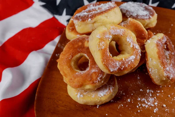 Крупный План Вкусные Пышные Пончики Верхней Над Американским Флагом Фон — стоковое фото