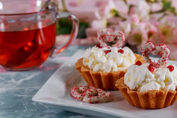 Bolinhos Doces Coração Vermelho Com Decorações Para Dia Dos Namorados — Fotografia de Stock