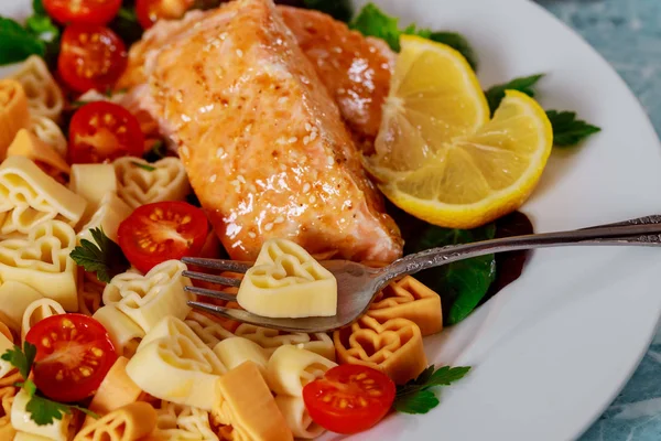 Romige Pasta Vorm Van Een Hart Met Zalm Witte Plaat — Stockfoto